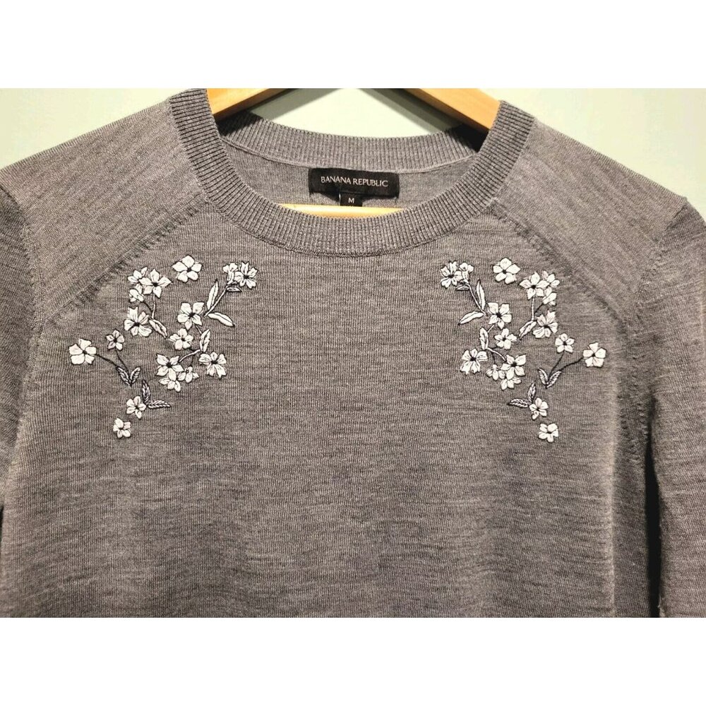 Banana Republic Gray Floral Embroidered Merino Wool Lightweight Sweater Sz M - Picture 2 of 8